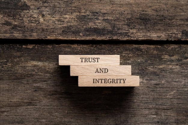 Znak zaufania i uczciwości napisany na trzech ułożonych w stos drewnianych kołkach