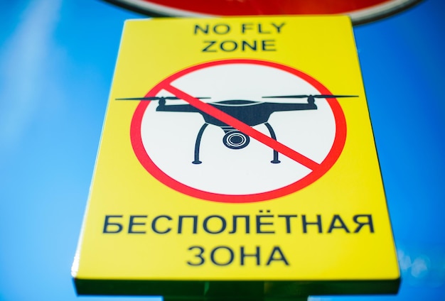 Znak "Zona zakazana lotów" z zdjęciem drona
