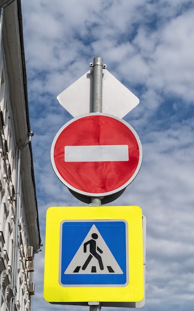 Zdjęcie znaki drogowe w mieście przeciw błękitne niebo.