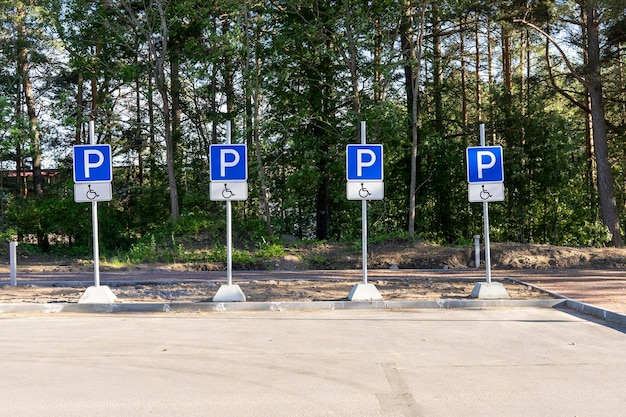 Znaki parkingowe dla osób niepełnosprawnych w parku