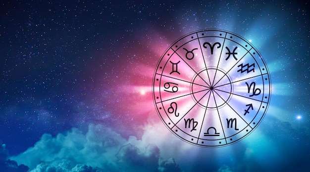 Znaki zodiaku wewnątrz kręgu horoskopu Astrologia na niebie z wieloma koncepcjami astrologii i horoskopów gwiazd i księżyców