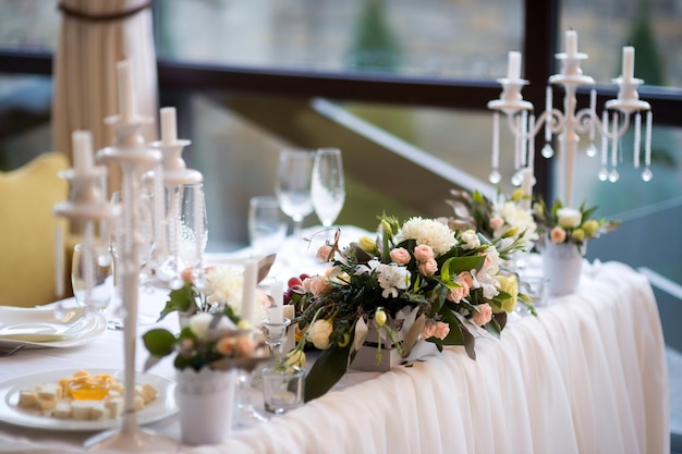 Znakomicie udekorowany stół weselny z bukietem kwiatów Selektywne skupienie