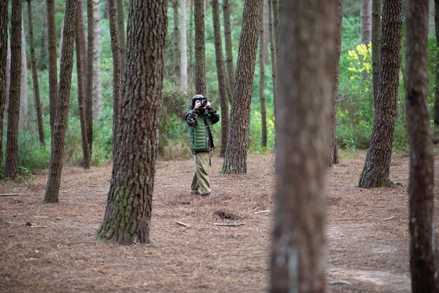 Zniewolony Chłopiec Z Aparatem W Lesie. Uczeń W Płaszczu I Panamie, Robienie Zdjęć, Spacery. Dzieciństwo, Natura, Koncepcja Wypoczynku