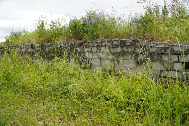 Zniszczona cegła fragment starożytnej konstrukcji fundament zrujnowanego budynku