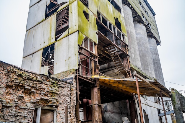 Zdjęcie zniszczona fabryka stary budynek przemysłowy do rozbiórki