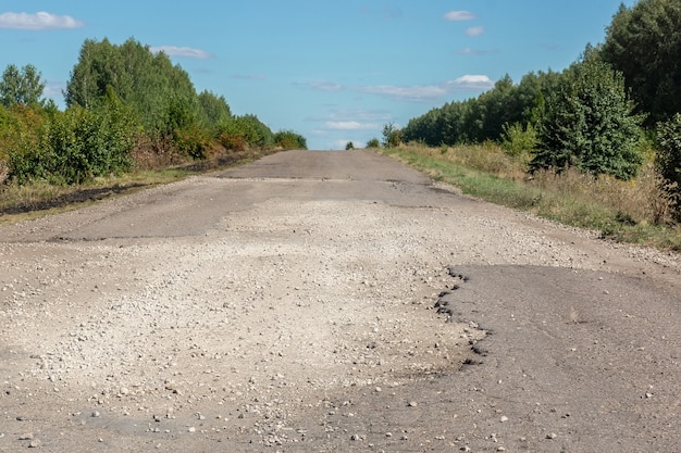 Zniszczona pokrywa asfaltowa na drodze