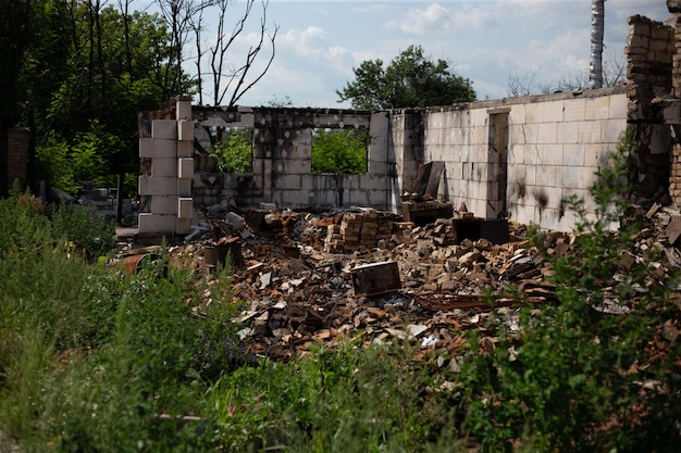 Zniszczone domy po pożarach, artylerii i bombach podczas rosyjskiej inwazji na Ukrainę