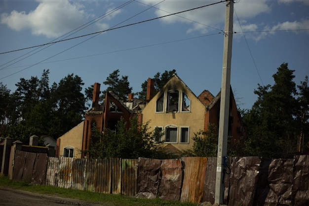 Zniszczone domy po pożarach, artylerii i bombach podczas rosyjskiej inwazji na Ukrainę