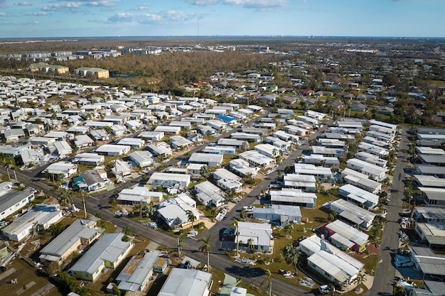 Zniszczone przez huragan domy podmiejskie Ian na Florydzie w dzielnicy mieszkalnej domów mobilnych Konsekwencje klęski żywiołowej