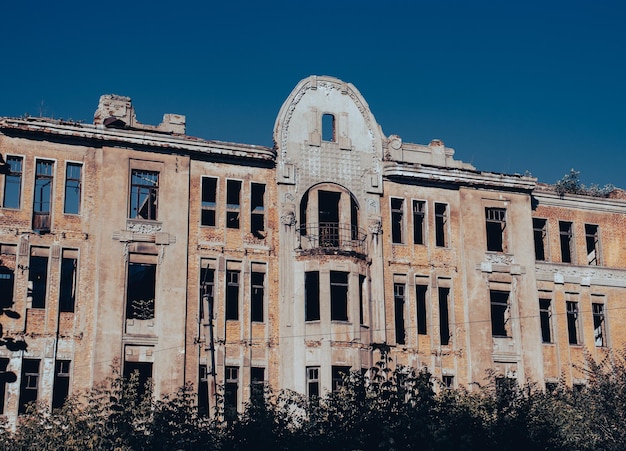 Zniszczone ściany i okna zdjęcie starej architektury Stara cegła zniszczona fotografia budynku Scena uliczna Wysokiej jakości zdjęcie do fototapety na blog podróżniczy