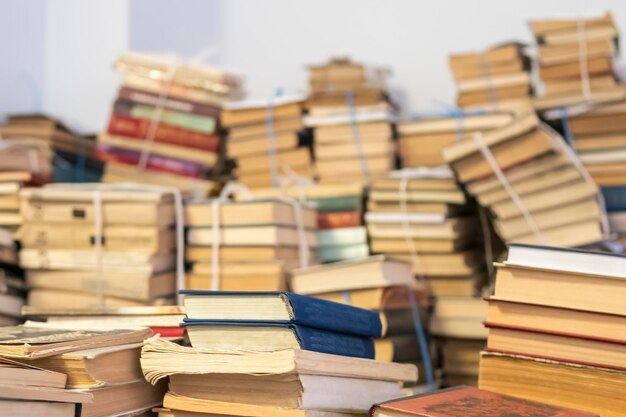 zniszczone stare książki związane sznurem i ułożone w stos jedna na drugiej