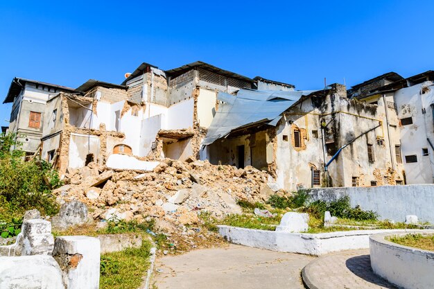 Zdjęcie zniszczony budynek mieszkalny w stone town ruiny domu zanzibar tanzania