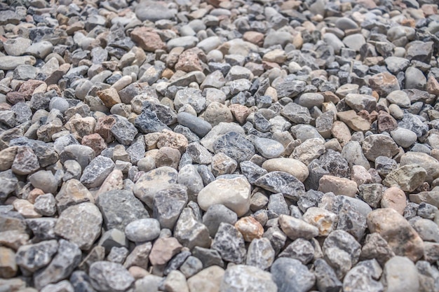 Zniszczony kamień na plaży w słoneczny dzień