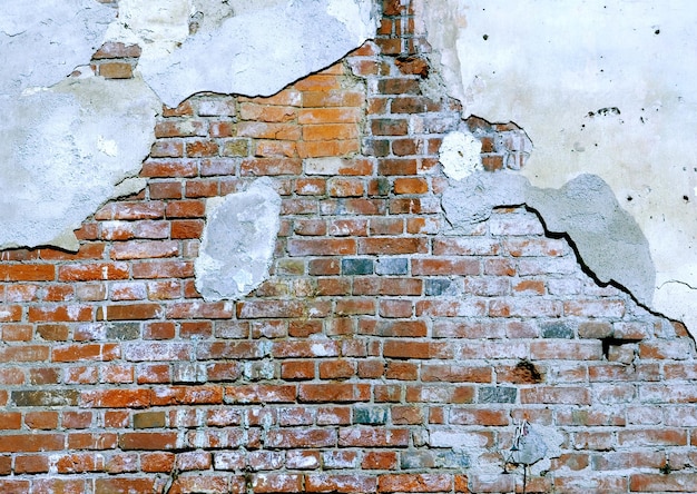 Zniszczony mur z cegły
