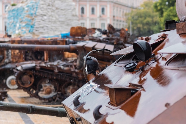 Zniszczony rosyjski czołg w deszczu Rusty zepsuty sprzęt wojskowy w deszczu