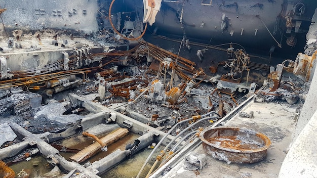 Zniszczony rosyjski sprzęt wojskowy zniszczony samochód pancerny Wojna na Ukrainie Fragment zardzewiałego spalonego