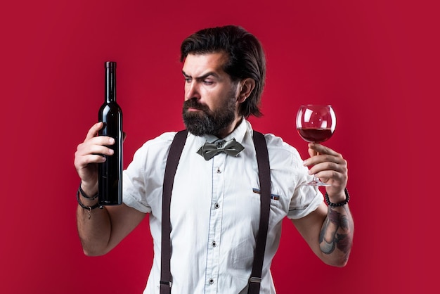 Znoszę Tego Brodacza W Szelkach Pić Czerwone Wino Elegancki Biznesmen Nosić Muszkę Na Formalne Wydarzenie Sommelier Degustacja Alkoholu Barman Stylowy Mężczyzna Barman Pić Kieliszek Do Wina