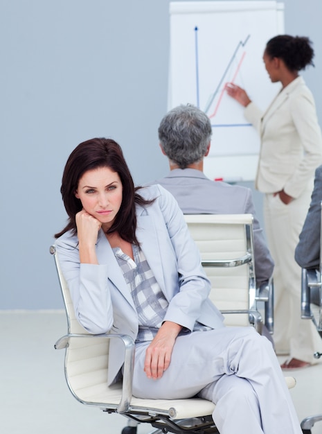 Znudzony businesswoman na konferencji