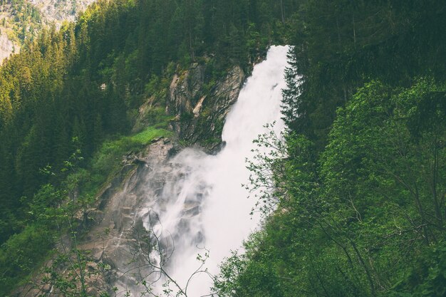 Zobacz alpejski inspirujący wodospad Krimml w górach w letni dzień. Trekking w Parku Narodowym Wysokie Taury, Austria