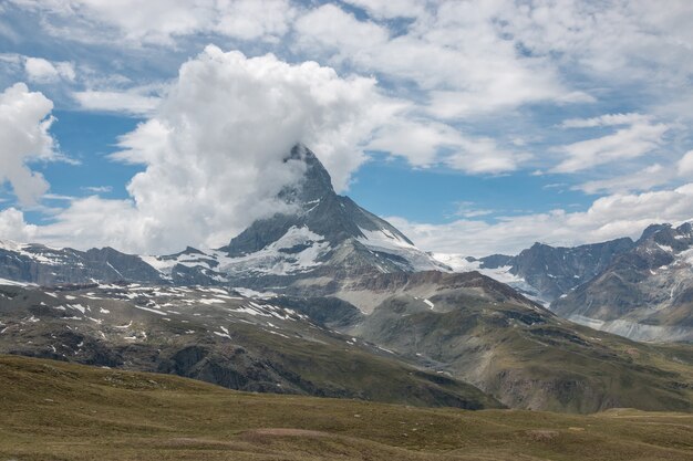 Zobacz closeup Matterhorn góry, scena w parku narodowym Zermatt, Szwajcaria, Europa. Letni krajobraz, słoneczna pogoda, dramatyczne błękitne niebo i słoneczny dzień
