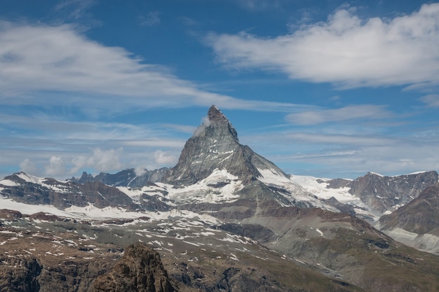 Zobacz closeup Matterhorn góry, scena w parku narodowym Zermatt, Szwajcaria, Europa. Letni krajobraz, słoneczna pogoda, dramatyczne błękitne niebo i słoneczny dzień