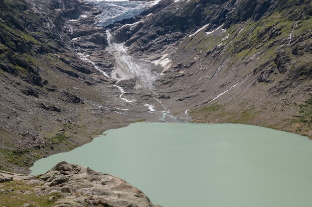 Zobacz closeup sceny jezioro w górach, park narodowy Szwajcaria, Europa. Letni krajobraz, słoneczna pogoda, dramatyczne błękitne niebo i słoneczny dzień