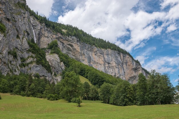 Zdjęcie zobacz dolinę wodospadów w mieście lauterbrunnen, szwajcaria, europa. letni krajobraz, słoneczna pogoda, dramatyczne błękitne niebo i słoneczny dzień