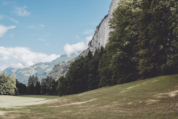 Zobacz dolinę wodospadów w mieście Lauterbrunnen, Szwajcaria, Europa. Letni krajobraz, słoneczna pogoda, dramatyczne błękitne niebo i słoneczny dzień