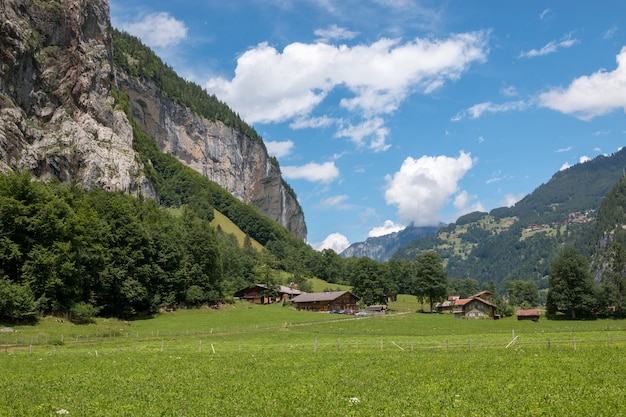 Zobacz dolinę wodospadów w mieście Lauterbrunnen Szwajcaria