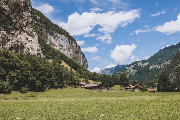 Zobacz dolinę wodospadów w parku narodowym miasta Lauterbrunnen, Szwajcaria, Europa. Letni krajobraz, słoneczna pogoda, dramatyczne błękitne niebo i słoneczny dzień