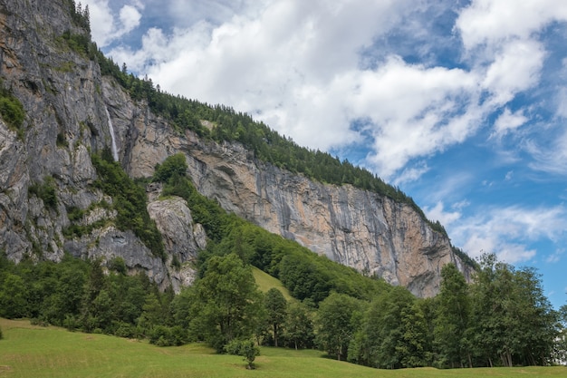 Zobacz dolinę wodospadów w parku narodowym miasta Lauterbrunnen, Szwajcaria, Europa. Letni krajobraz, słoneczna pogoda, dramatyczne błękitne niebo i słoneczny dzień