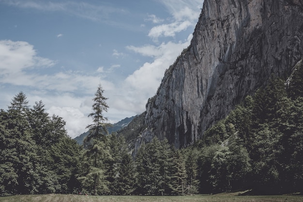 Zobacz dolinę wodospadów w parku narodowym miasta Lauterbrunnen, Szwajcaria, Europa. Letni krajobraz, słoneczna pogoda, dramatyczne błękitne niebo i słoneczny dzień