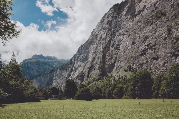 Zobacz dolinę wodospadów w parku narodowym miasta Lauterbrunnen, Szwajcaria, Europa. Letni krajobraz, słoneczna pogoda, dramatyczne błękitne niebo i słoneczny dzień