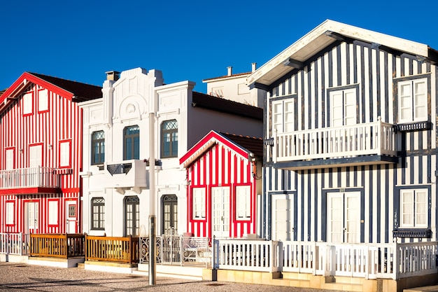 Zobacz kolorowe paski drewniane domy w Costa Nova, Aveiro, Portugalia.