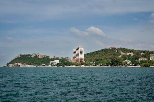 Zobacz krajobraz i krajobraz Morza Andamańskiego na plaży Bangsan z widokiem na tło górskie Khao Sam Muk z przylądka Laem Thaen w Chonburi Tajlandia