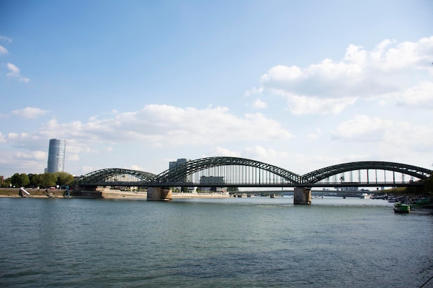 Zobacz krajobraz i panoramę miasta Koln z rzeką Ren przy moście Hohenzollernów dla Niemców i podróżnych z zagranicy w dniu 10 września 2019 r. w Kolonii w Niemczech