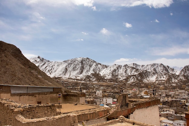 Zobacz krajobraz i panoramę miasta Leh Ladakh Village z pasmem górskim Himalajów z punktu widzenia Pałacu Leh Stok podczas sezonu zimowego w Dżammu i Kaszmirze w Indiach