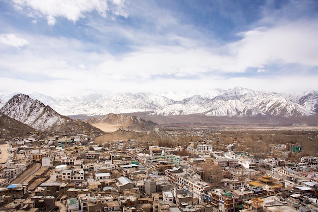 Zobacz krajobraz i panoramę miasta Leh Ladakh Village z pasmem górskim Himalajów z punktu widzenia Pałacu Leh Stok podczas sezonu zimowego w Dżammu i Kaszmirze w Indiach