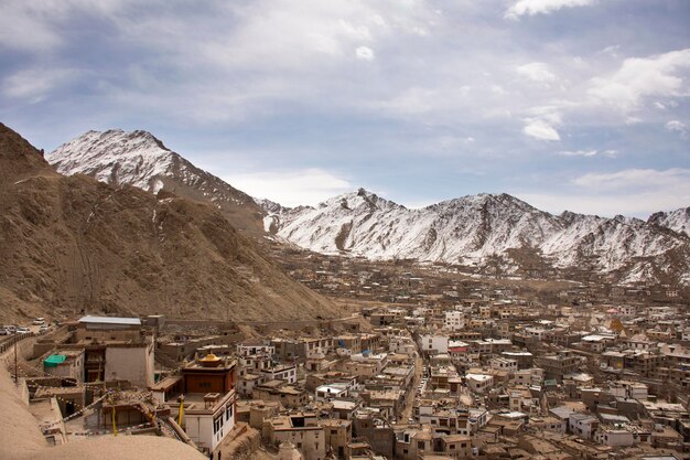 Zobacz krajobraz i panoramę miasta Leh Ladakh Village z pasmem górskim Himalajów z punktu widzenia Pałacu Leh Stok podczas sezonu zimowego w Dżammu i Kaszmirze w Indiach