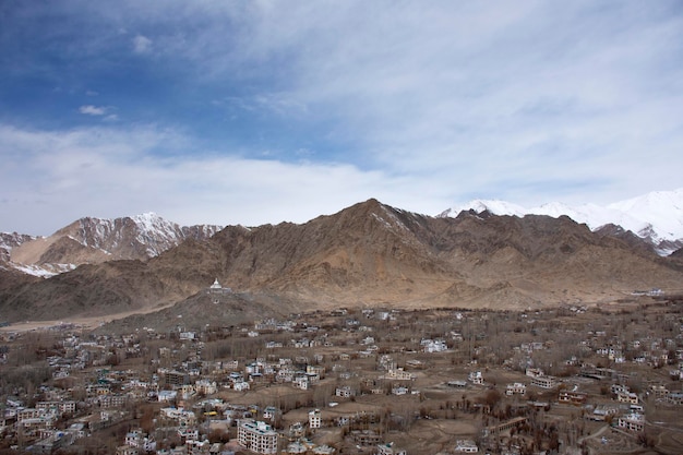 Zobacz krajobraz i panoramę miasta Leh Ladakh Village z wysokim pasmem górskim z punktu widokowego Świątyni Tsemo Maitreya lub klasztoru Namgyal Tsemo podczas sezonu zimowego w Dżammu i Kaszmirze w Indiach