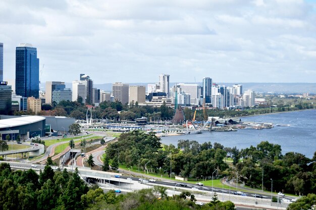 Zobacz krajobraz i panoramę miasta Perth z Kings Park i Ogrodu Botanicznego 15 maja 2016 r. w Perth w Australii