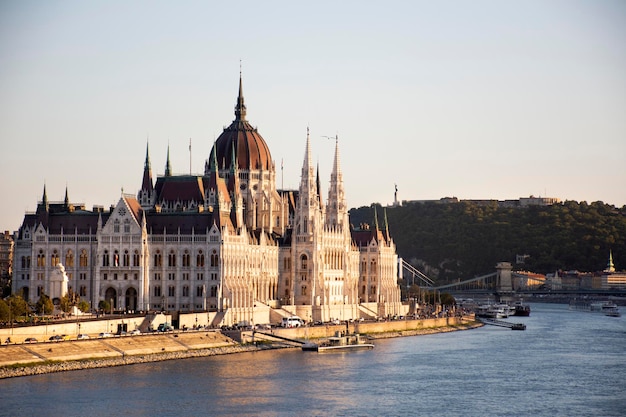 Zobacz Krajobraz I Panoramę Starego Miasta W Budapeszcie I Węgierskiego Parlamentu Podczas Rejsów Wycieczkowych Po Delcie Dunaju I Budapeszcie Most łańcuchowy W Budapeszcie Węgry