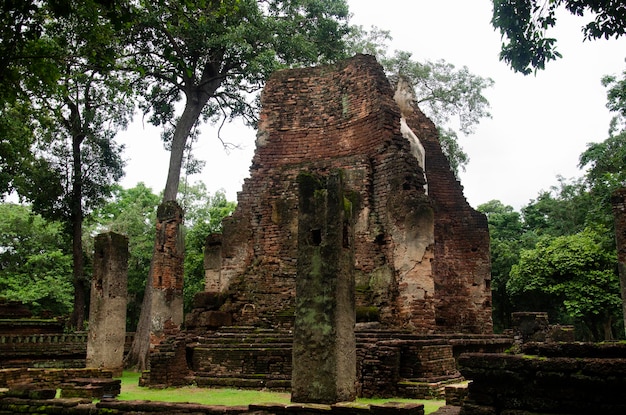 Zobacz krajobraz posągu Buddy w Wat Phra Si Iriyabot w starożytnym budynku i ruinach miasta Kamphaeng Phet Historical Park jest stanowiskiem archeologicznym i obszarem Aranyik w Kamphaeng Phet Tajlandia