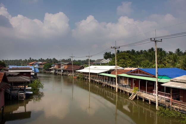 Zobacz krajobraz rzeki Amphawa i pejzaż miasta Amphawa i życie tajlandzkich ludzi na pływającym rynku amphawa w dzień powszedni w mieście Samutsongkhram w Samut Songkhram Tajlandia