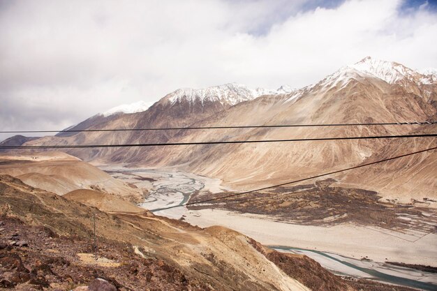 Zobacz krajobraz w pasmie górskim punktu widokowego z rzeką Nubra po odparowaniu suchym między drogą autostrady Diskit Turtok idź do jeziora Pangong podczas sezonu zimowego w Leh Ladakh w Dżammu i Kaszmirze w Indiach