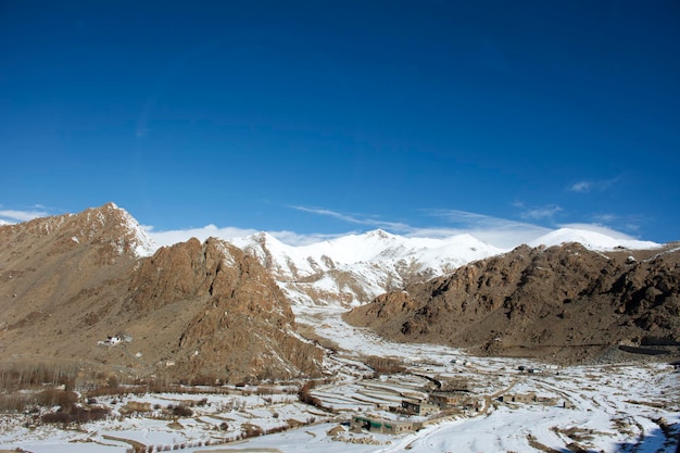 Zobacz krajobraz wsi Leh Ladakh z drogi Khardung La w Himalajach między doliną Nubra i jeziorem Pangong w Dżammu i Kaszmirze w Indiach