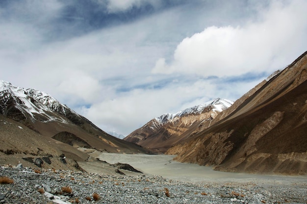Zobacz krajobraz z górami Himalajów i między autostradą Diskit Turtok a drogą nad jeziorem Pangong idź do jeziora Pangong Tso, podczas gdy sezon zimowy w Leh Ladakh w Dżammu i Kaszmirze w Indiach