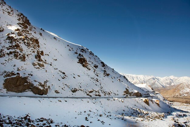 Zobacz krajobraz z pasmem górskim Himalajów między przełęczą Khardung La idź do doliny Nubra w mieście Hunder podczas sezonu zimowego w Leh Ladakh w Dżammu i Kaszmirze w Indiach