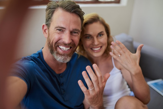 Zobacz, Kto Właśnie Się Ożenił Zdjęcie Szczęśliwej Pary W średnim Wieku, Która Robi Sobie Selfie I Pokazuje Swoje Obrączki W Domu