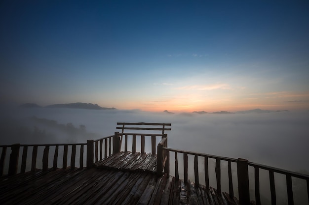 Zobacz Morze Mgieł w wiosce Ban Jabo Mae Hong Son Tajlandia